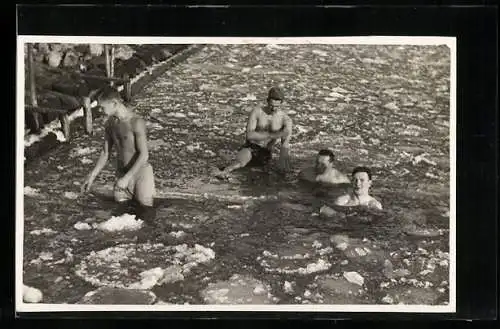 Foto-AK Vier junge Männer beim Eisbaden