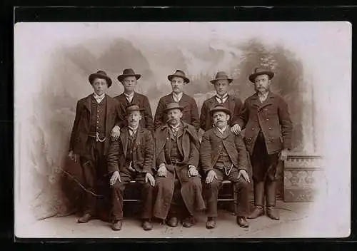 Foto-AK Gruppe von Männern vor Studiokulisse