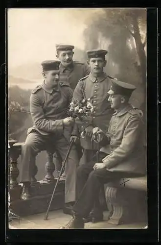 Foto-AK Vier Junge Soldaten in Uniform, einer gibt einem anderen einen Strauss Blumen