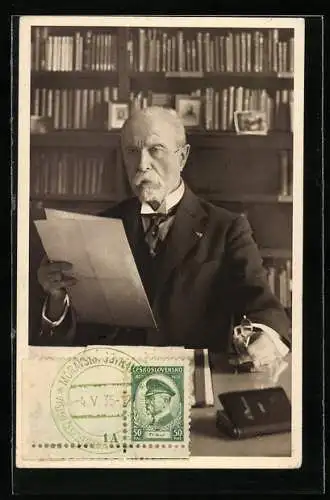 AK Präsident Masaryk (TGM) am Schreibtisch sitzend und lesend