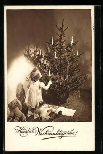 AK Kind mit einem Teddy am Weihnachtsbaum, Weihnachtskarte