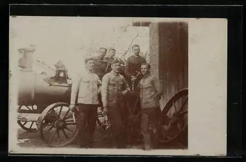 Foto-AK Feuerwehrmänner vor einem Spritzenwagen