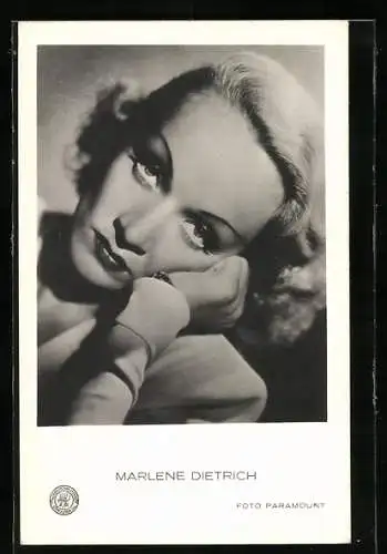 AK Schauspielerin Marlene Dietrich mit dunklen Lippen und strengem Blick