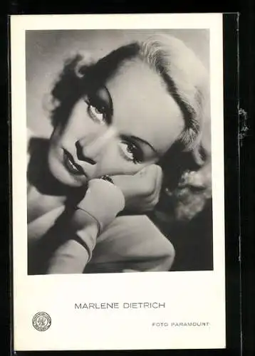 AK Schauspielerin Marlene Dietrich stützt ihr Gesicht auf ihre Hand