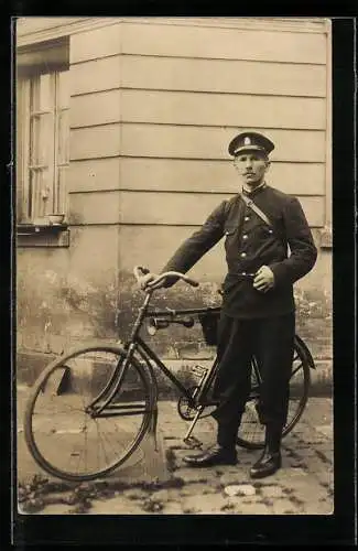 Foto-AK Postbote verteilt Briefe mit dem Fahrrad