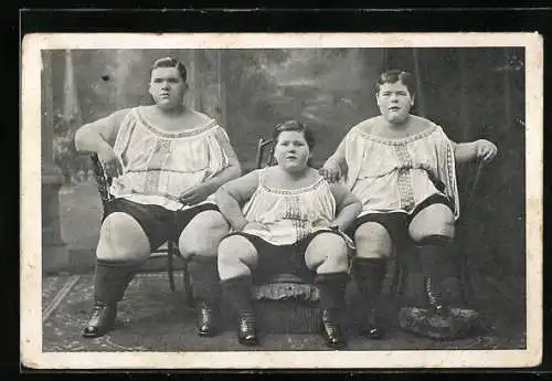 AK Die drei schwersten Brüder sitzend auf einem Stuhl