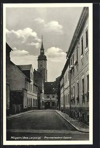 AK Mügeln /Bez. Leipzig, Promenaden-Gasse mit Blick zur Kirche