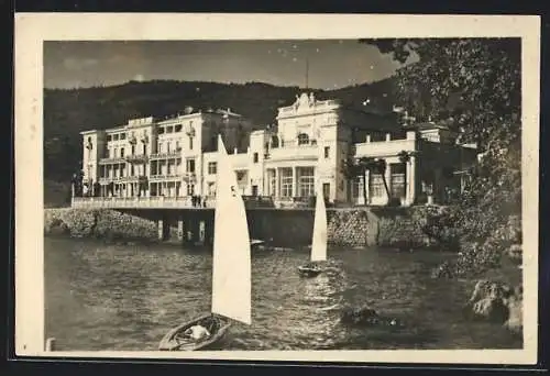 AK Opatija, Segelboote vor einem Hotel