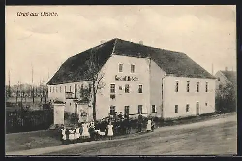 AK Oelsitz, Gasthof zu Oelsitz mit kleiner Versammlung und Strasse