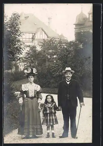 Foto-AK Mannheim, Stimmungsbild 1908, Paar mit kleiner Tochter