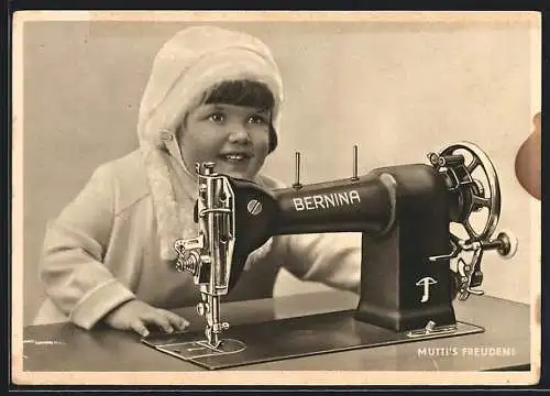 AK Reklame für Bernina Nähmaschine, Kleines Kind erfreut beim Nähen