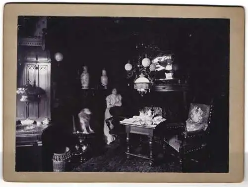Fotografie Inneneinrichtung, Stube mit Kamin, Spiegel, Wandschrank und Sitzgruppe