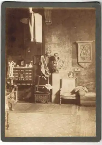 Fotografie Inneneinrichtung, orpulente Stube mit Büste, Statuette, Wandrelief & Sekretär