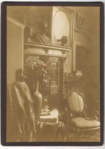 Fotografie Inneneinrichtung, schöner Wandschrank mit ornamentalen Verzierungen, Büste & Sitzmöbeln