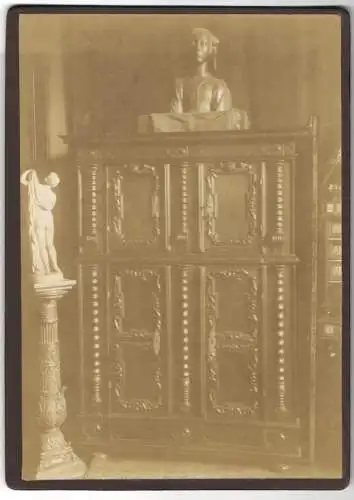 Fotografie Inneneinrichtung, verschliessbarer Wandschrank mit Ornamenten & Schnitzereien, Büste, Statuette