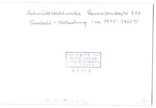 Fotografie Otto Bayer, Wien, Ansicht Wien, Schmidtstahlwerk Favoritenstrasse 213, Stahl wird auf Güterwaggon verladen