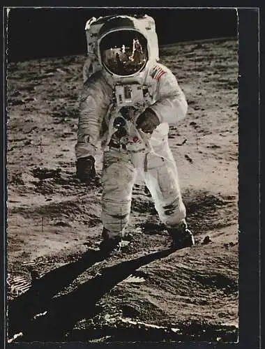 AK Menschen auf dem Mond 1969, Mondlandefähre Eagle als Spiegelung im Helm v. Edwin Aldrin