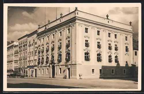 AK Wels, Stadtplatz, Strassenecke mit geschmückten Gebäuden