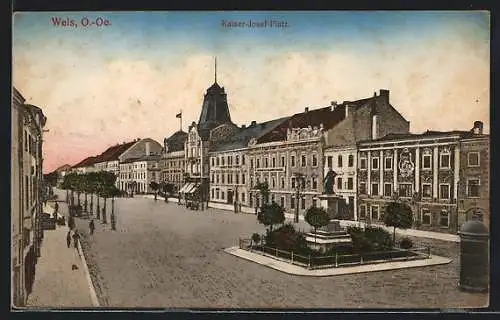 AK Wels, Kaiser-Josef-Platz mit Geschäften und Denkmal