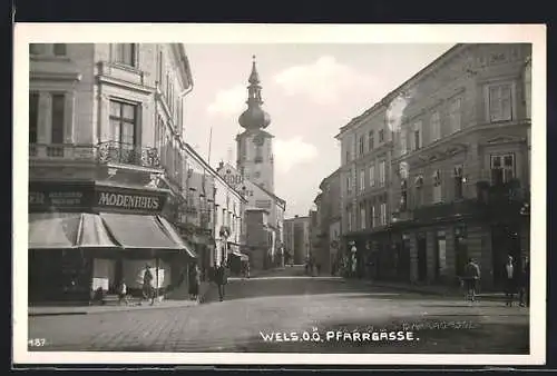 AK Wels, Pfarrgasse mit Kirche, von einer Kreuzung gesehen