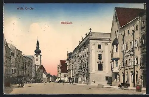 AK Wels, Stadtplatz mit Gasthaus zum goldenen Kreuz, Kirchturm