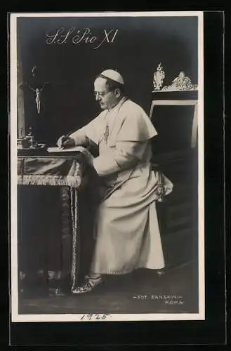 AK Papst Pius XI. beim Unterzeichnen eines Vertrages