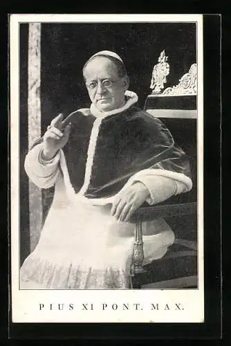 AK Papst Pius XI. sitzt mit segnender Hand im Sessel