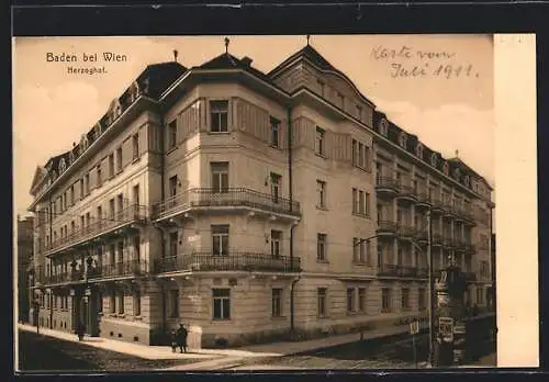 AK Baden bei Wien, Hotel Herzoghof mit Litfasssäule