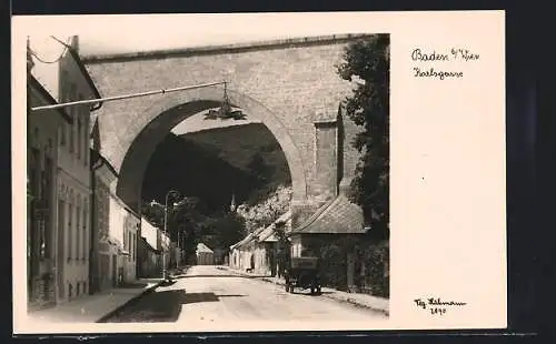 AK Baden b. Wien, Blick in die Karlsgasse mit Oldtimer