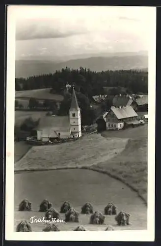 AK Trahütten, Teilansicht mit Kirche zur Erntezeit