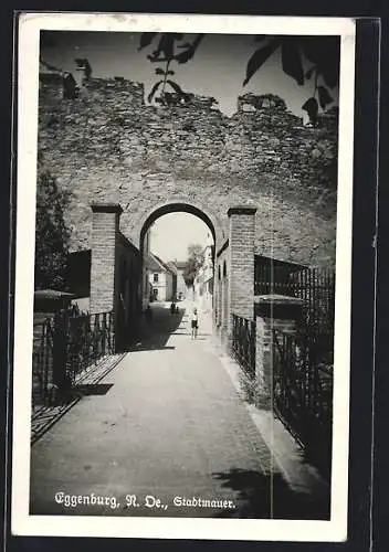 AK Eggenburg, Stadtmauer, Tor mit Strassenblick