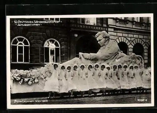 Foto-AK Wien, 10. Deutsches Sängerbundesfest 1928, Schubertwagen vor Cosmanos Textilfabriken am Franz Josefskai 51