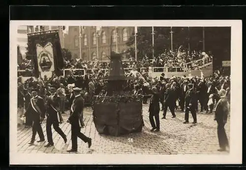 AK Wien, X. Sängerbundesfest, Festzug mit Windmühle und Standarte eines Chores