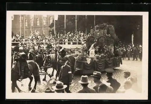 AK Wien, X. Sängerbundesfest, Festzug, Burgwagen und Publikum