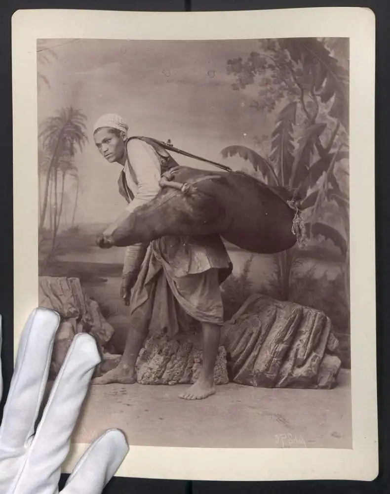 Fotografie J. P. Sebah, Sakka, Nordafrikanischer Bursche schleppt Wasser in einem grossen Ledersack 0