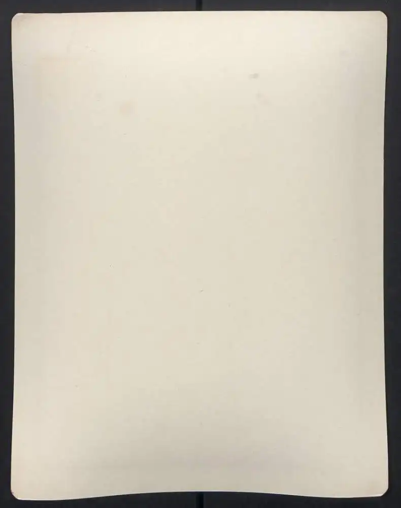 Fotografie J. P. Sebah, Sakka, Nordafrikanischer Bursche schleppt Wasser in einem grossen Ledersack 1