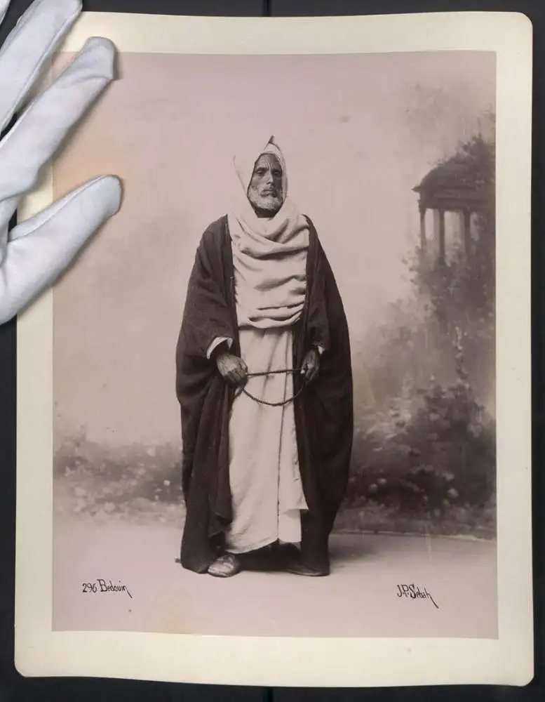 Fotografie J.P. Sebah, Beduine im langen Gewand mit Kapuze & Gebetskette 0