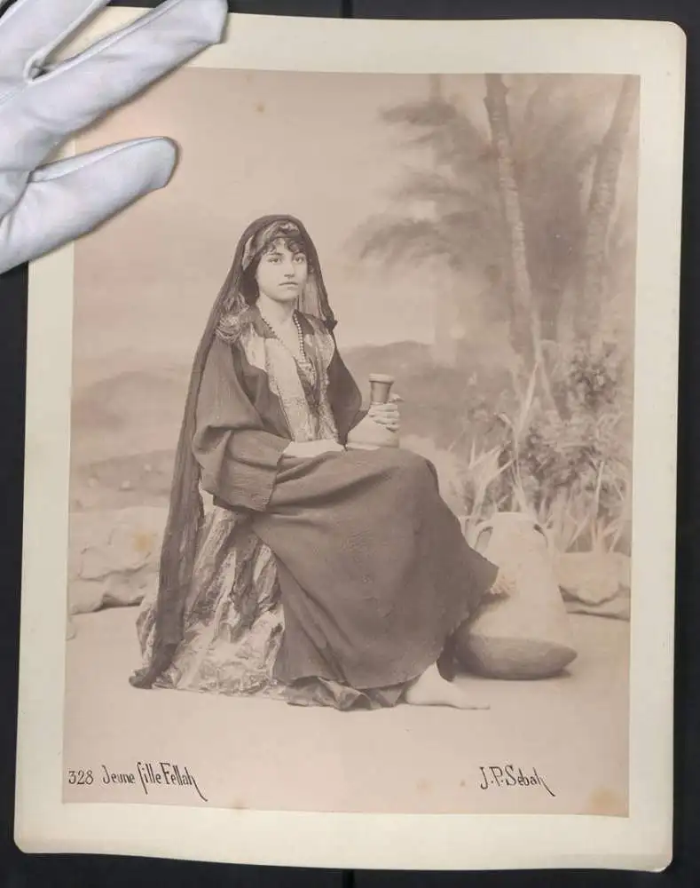Fotografie J.P. Sebah, hübsches Fellah Mädchen trägt Schleier un Schmuck 0
