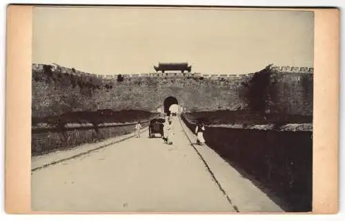 Fotografie unbekannter Fotograf, Ansicht Peking, Strasse nach der Stadtmauer mit Tor