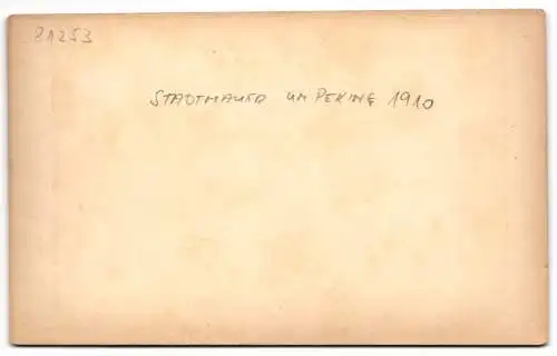 Fotografie unbekannter Fotograf, Ansicht Peking, Strasse nach der Stadtmauer mit Tor