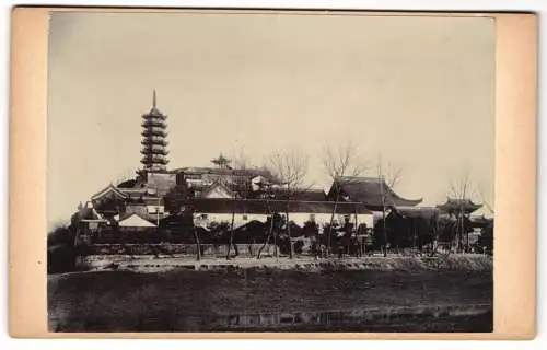 Fotografie unbekannter Fotograf, Ansicht Schanghai, Blick nach der Pagode mit dem Regierungsgebäude