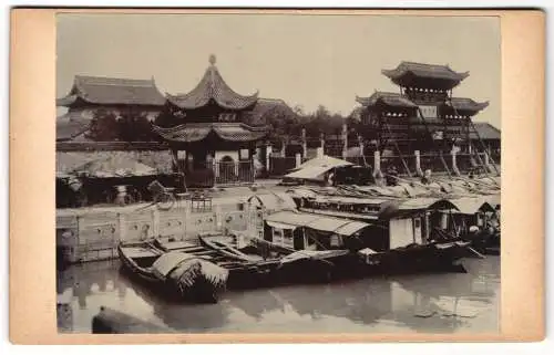 Fotografie unbekannter Fotograf, Ansicht Schanghai, Konfuzianischer Tempel am Ufer des Qinhuai-Flusses mit Pailou