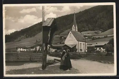 AK Sarentino, Villasarentino, Teilansicht mit Wegkreuz und Kirche