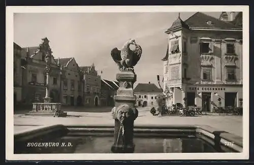 AK Eggenburg /N.-D., Strassenpartie mit Cafe Eggenburg und Brunnen