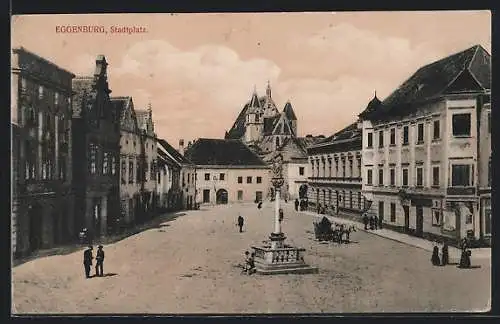 AK Eggenburg, Stadtplatz mit Kirche und Denkmal