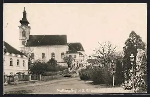 AK Wolkersdorf /N.-Oe., Kirchenplatz mit Kriegerdenmal