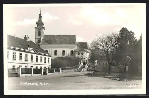 AK Wolkersdorf /N.-Oe., Strassenpartie mit Kirche