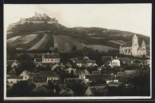 AK Falkenstein /N.-Oe., Ortsansicht mit der Ruine auf dem Berg