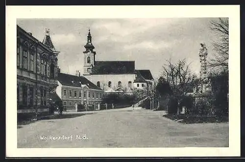AK Wolkersdorf /N.-Ö., Strassenpartie mit Blick zur Kirche