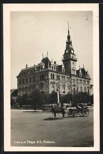 AK Laa a. d. Thaya, Pferdekutsche vor dem Rathaus